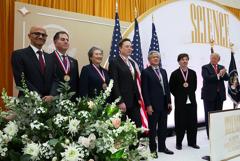 特朗普颁发美国最高科学奖章，六位科技巨头获奖者捐款近60亿美元