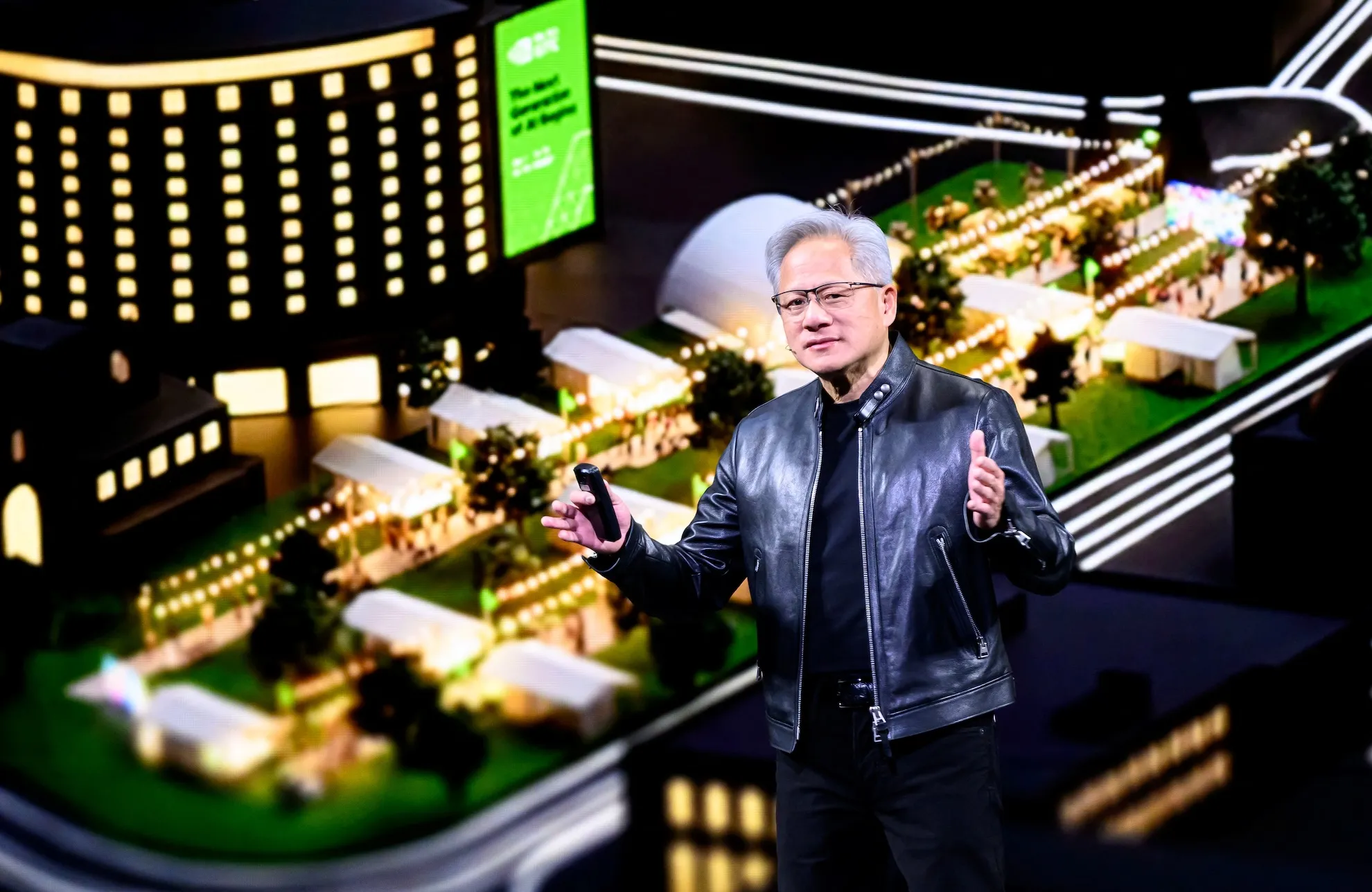 黄仁勋重申英伟达明年营收增70%，回应循环交易质疑