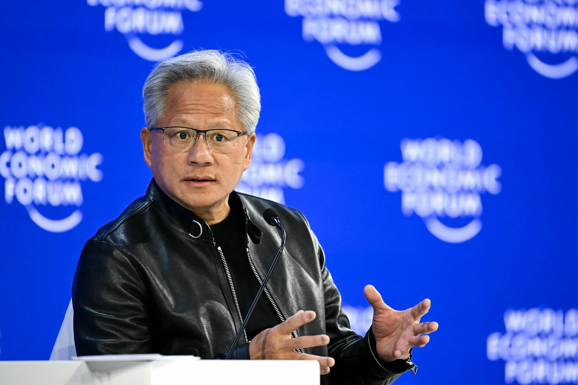 特朗普致电黄仁勋 称不会让AI发展放缓 反对数据中心论调是骗局
