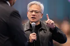 AI安全争论升级：Anthropic主张放慢节奏，黄仁勋公开反对